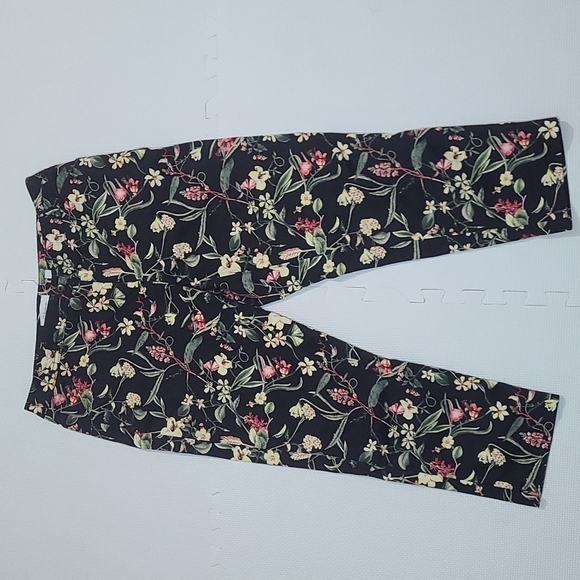 Reitmans Dark Floral Capri Pants size 5 - Picture 1 of 5